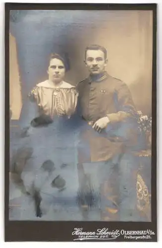 Fotografie Hermann Schmidt, Olbernhau i. Sa., Freibergerstr. 28, Gardesoldat in Feldgrau-Uniform m. Brille neben Ehefrau