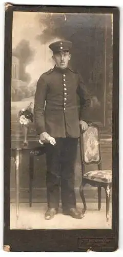 Fotografie Albert Schwiebus, Leipzig i. S., Soldat Rgt. 119 in Uniform mit Schirmmütze u. Handschuhen