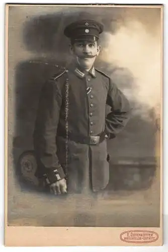 Fotografie E. Ostenkötter, Hirschfelde-Ostritz, Gardesoldat in Uniform mit Schirmmütze u. Schnauzbart
