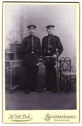 Fotografie H. B. Luh, Seifhennersdorf i. S., Oberdorf, Uffz. mit Schirmmütze u. Soldat in Uniform mit Krätzchen u. Säbel