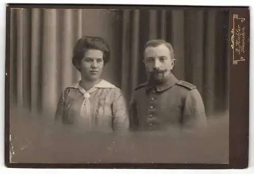 Fotografie Anton Miehler, Traunstein, Königstr. 4, Soldat in Feldgrau-Uniform mit interessantem Bart u. Ehefrau