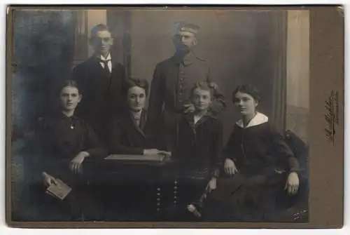 Fotografie Anton Miehler, Traunstein, Königstr. 4, Landsturm-Soldat Rgt. 1 in Uniform u. Krätzchen mit Familie