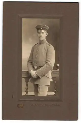 Fotografie Adolph Richter, Leipzig, Gutsmuths Str. 17, Soldat in Uniform mit Schirmmütze u. Oberlippenbart