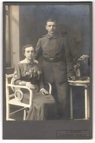 Fotografie J. Schmit, Frankenberg, Markt 12, Soldat in Feldgrau-Uniform mit hübscher Ehefrau