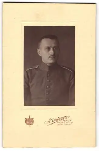 Fotografie A. Dietzgen, Plauen, Weberstr. 10, Soldat in Uniform mit Oberlippenbart