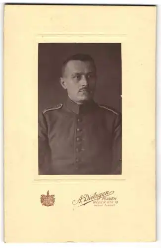 Fotografie A. Dietzgen, Plauen, Weberstr. 10, Soldat in geknöpfter Uniform mit Oberlippenbart