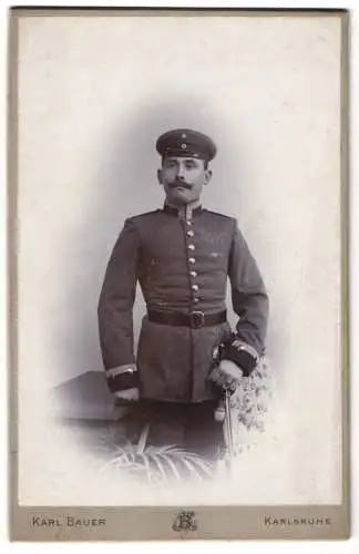 Fotografie Karl Bauer, Karlsruhe, Zähringer-Str. 41, Unteroffizier in Uniform mit Schirmmütze u. Säbel