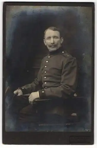Fotografie J. Mürnseer, Karlsruhe, Älterer Artillerie-Soldat in Uniform mit Schnauzbart