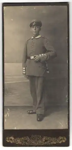Fotografie Griseldis, Ort unbekannt, Gardesoldat in Feldgrau-Uniform mit Schirmmütze