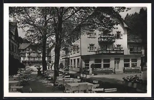 AK Bad Rippoldsau, Gasthaus mit Strassentischen und Umgebung