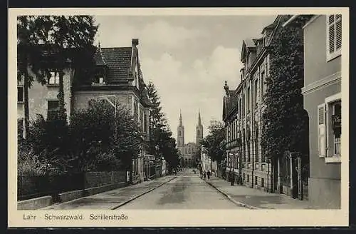 AK Lahr /Schwarzwald, Schillerstrasse mit Kirche