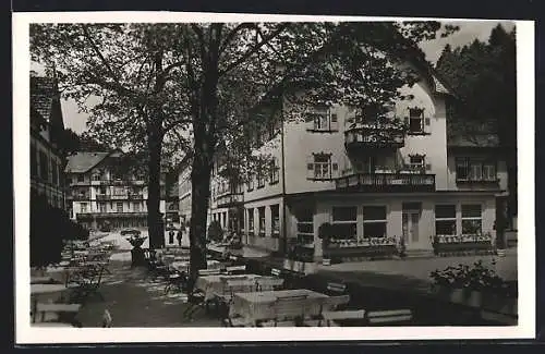 Foto-AK Bad Rippoldsau, Gasthaus mit Tischen im Freien