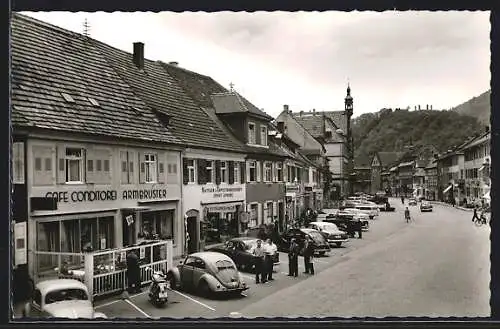 AK Wolfach /Schwarzwald, Marktplatz mit Cafe Armbruster, Männer vor VW Käfer