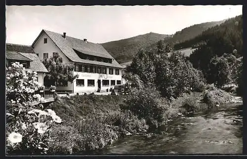 AK Oberwolfach /Schwarzw., Gasthof-Pension zum Hirschen E. Junghanns mit Flusspartie