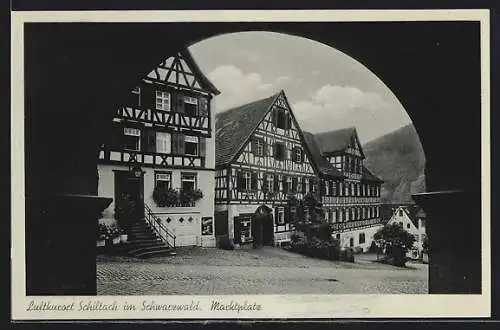 AK Schiltach im Schwarzwald, Marktplatz mit Geschäft und Apotheke durch Tor