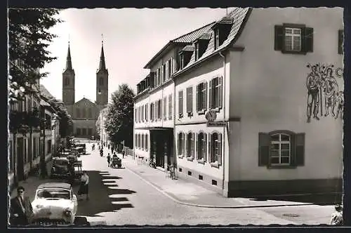 AK Lahr /Schwarzw., Schillerstrasse mit Kirche