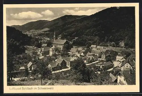 AK Schiltach /Schwarzw., Teilansicht mit Bergblick aus der Vogelschau