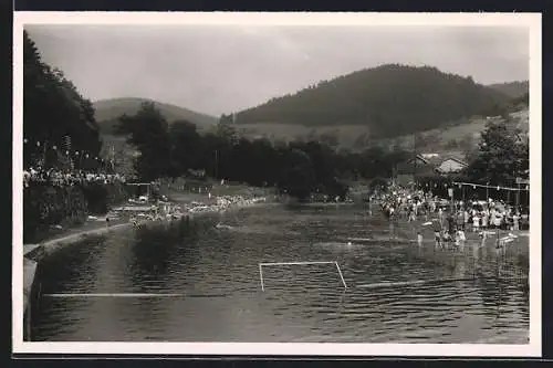 AK Schiltach /Schwarzw., Strandbad mit Badegästen und Bergblick