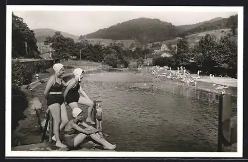 AK Schiltach /Schwarzw., Strandbad mit Badegästen