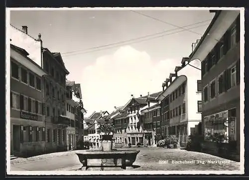 AK Bischofszell, Strasse Marktgasse mit Restaurant und Brunnen