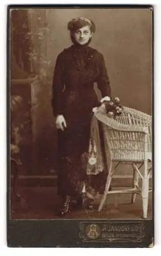 Fotografie A. Jandorf & Co., Berlin, Brunnenstrasse, Junge Frau im schwarzen Kleid