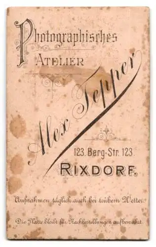 Fotografie Alex Tepper, Rixdorf, Berg-Str. 123, Süsses Kleinkind im modischen Kleid