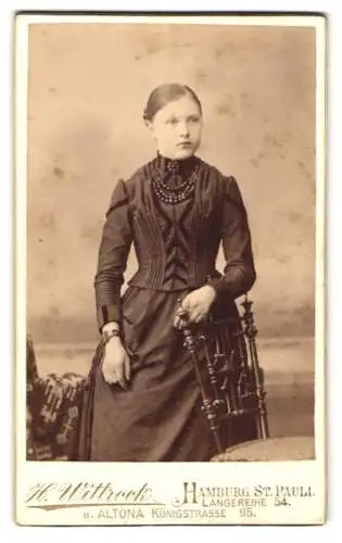 Fotografie H. Wittrock, Hamburg-St. Pauli, Langereihe 54, Junge Dame in zeitgenössischer Kleidung
