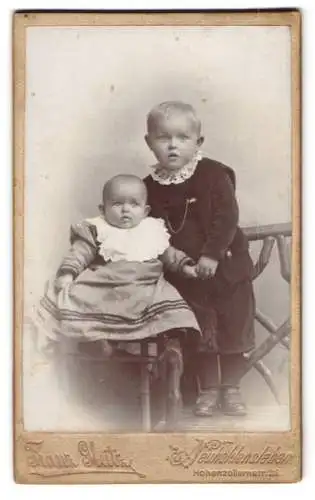 Fotografie Franz Gleitz, Neuhaldensleben, Hohenzollernstr. 26, Kleiner Junge im Anzug mit Kleinkind