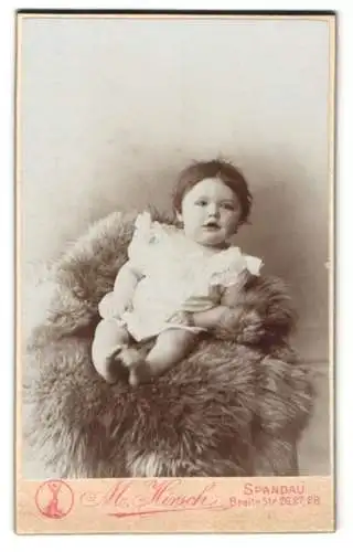 Fotografie Warenhaus M. Hirsch, Spandau, Breite-Str. 26-28, Süsses Kleinkind im Hemd mit nackigen Füssen