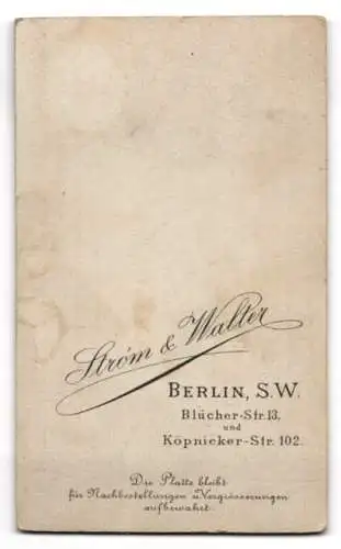 Fotografie Stróm & Walter, Berlin, Blücher-Str. 13 und Köpnicker-Str. 102, Eleganter Herr mit Schnauzbart