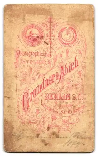 Fotografie Grundner & Abich, Berlin, Köpnicker-Str. 63, Kleines Mädchen im Kleid mit Geschwisterkind