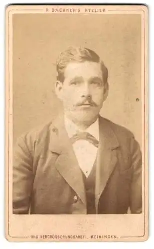 Fotografie R. Bachner, Meiningen, Georgstr. 22, Eleganter Herr mit Oberlippenbart