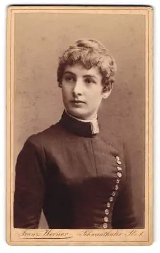 Fotografie Franz Werner, München, Schwanthaler Str. 1, Junge Dame im Kleid mit Kragenbrosche