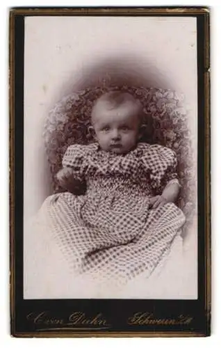 Fotografie C. von Duhn, Schwerin i. M., Süsses Kleinkind im karierten Kleid