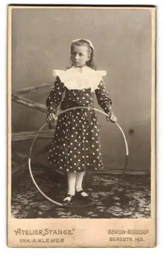 Fotografie A. Klewer, Berlin-Rixdorf, Bergstr. 140, Junges Mädchen im Kleid mit Reifen