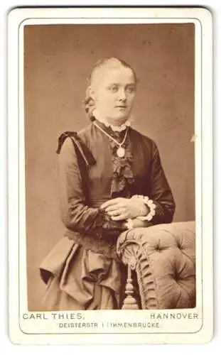 Fotografie Carl Theis, Linden-Hannover, Deisterstr. 1, Junge Dame in hübscher Kleidung