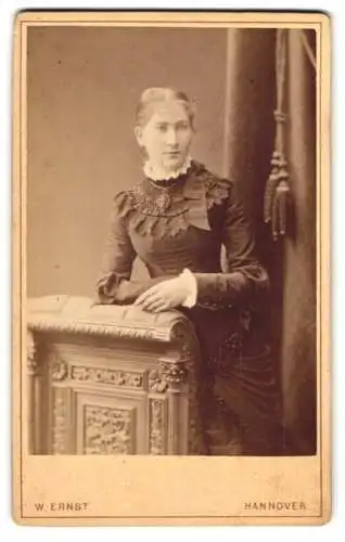Fotografie Wilhelm Ernst, Hannover, Anger-Str. 13 a, Junge Dame im hübschen Kleid