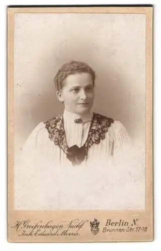 Fotografie Eduard Morris, Berlin, Brunnen-Str. 17-18, Junge Dame mit zurückgebundenem Haar