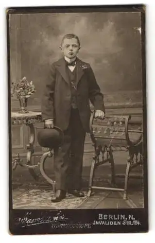 Fotografie Max Fischer, Berlin, Invaliden-Str. 164, Danziger-Str. 98, Junger Mann im Anzug mit Fliege