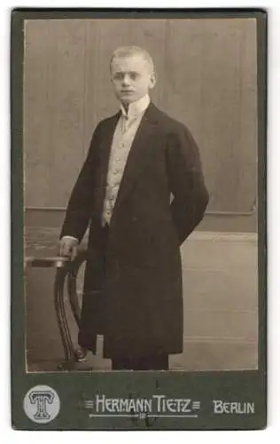 Fotografie Hermann Tietz, Berlin, Leipziger-Str. 46-50, Junger Herr in eleganter Kleidung