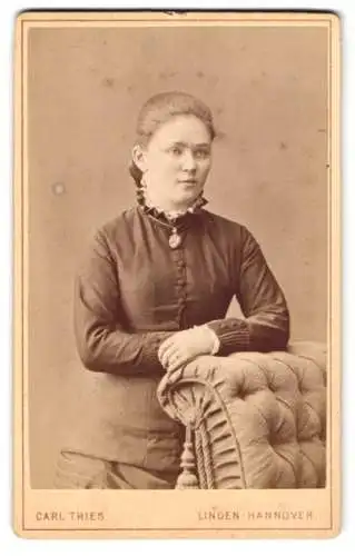 Fotografie Carl Thies, Hannover-Linden, Deisterstr. 1, Junge Dame in hübscher Kleidung