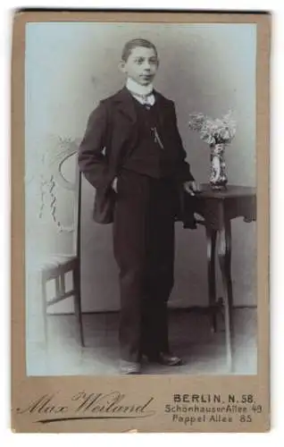 Fotografie Max Weiland, Berlin, Schönhauser Allee 49, Pappel-Allee 85, Junger Herr im Anzug mit Krawatte