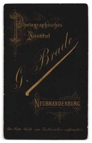 Fotografie G. Brade, Neubrandenburg, Eleganter Herr mit Schnauzbart