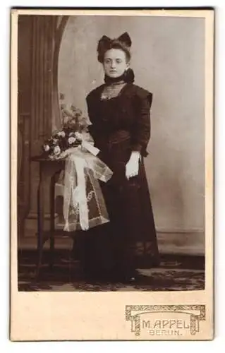 Fotografie M. Appel, Berlin, Neue Königstr. 1, Junge Dame im Kleid mit Handschuhen