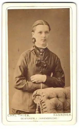 Fotografie Carl Thies, Hannover-Linden, Deisterstr. 1, Junge Dame in hübscher Kleidung