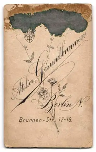 Fotografie Eduard Morris, Berlin, Brunnen-Str. 17-18, Junge Dame im hübschen Kleid
