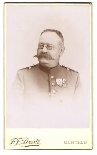 Fotografie F. F. Droste, München, Offizier Nieberle in Uniform Rgt. 19 mit Ordenspange