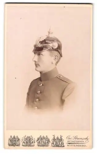 Fotografie Osc. Strensch, Wittenberg, preussischer Einjährig-Freiwilliger in Uniform Rgt. 20 mit Pickelhaube