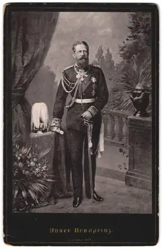 Fotografie unbekannter Fotograf und Ort, Kaiser Friedrich III. als Kronprinz in Uniform nebst Pickelhaube