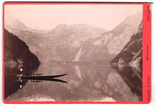 Fotografie Fernande, Wien, Ansicht Königsee, Einsammer Kahn auf dem Königsee mit Alpenpanorama